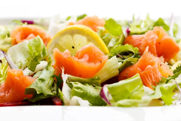 Salat - Räucherlachs, Brad und Gemüse — Stockfoto