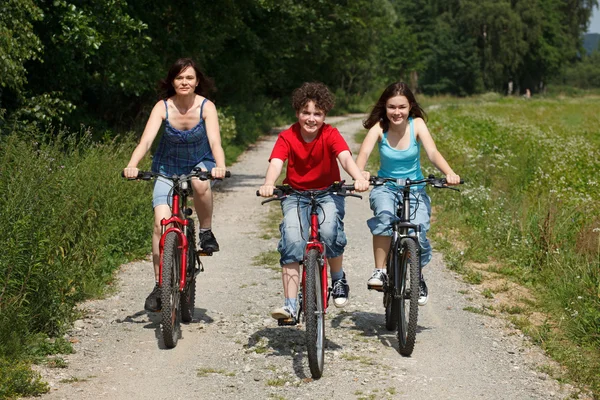 Aile bisikleti sürüyor. — Stok fotoğraf