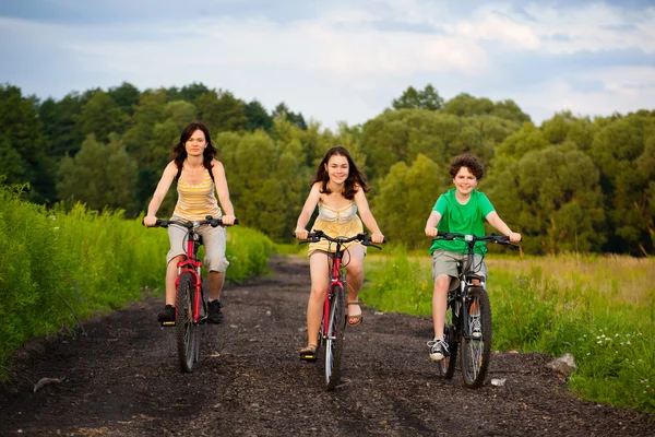 家族で自転車に乗る — ストック写真