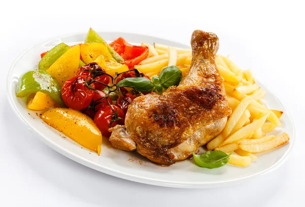 Gamba di pollo alla griglia, patatine e verdure — Foto Stock