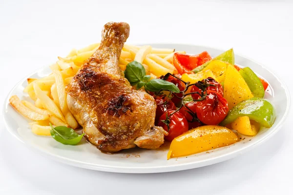 stock image Grilled chicken leg, chips and vegetables