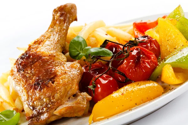 Noga kurczaka z grilla, frytki i warzywa — Zdjęcie stockowe