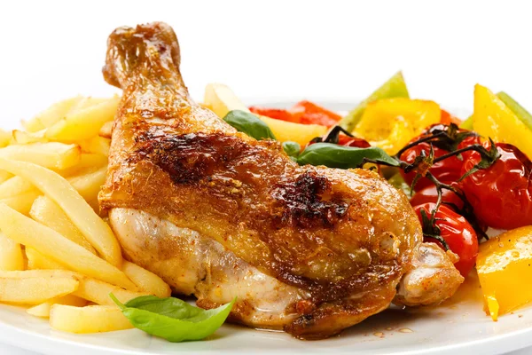 stock image Grilled chicken leg, chips and vegetables