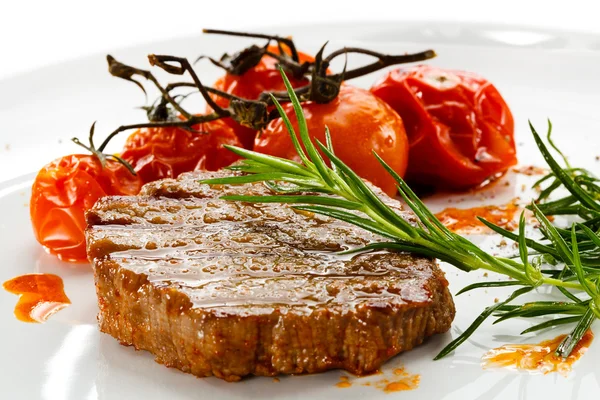 Grilovaný steak a smažené toamtoes — Stock fotografie