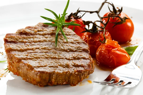 Grilovaný steak a smažené toamtoes — Stock fotografie
