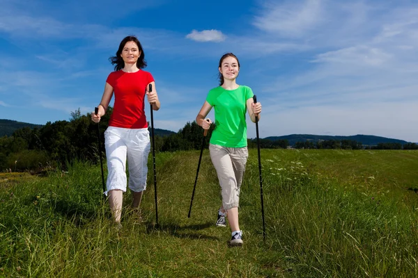 Active family - mother and daughter outdoor — Stock Photo, Image