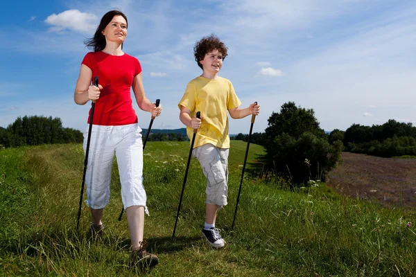Nordic walking - anne ve oğlu açık — Stok fotoğraf