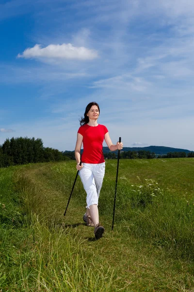 Nordic walking - активная женщина на открытом воздухе — стоковое фото