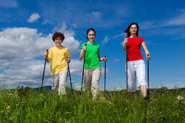 Nordic walking - активная семейная прогулка — стоковое фото