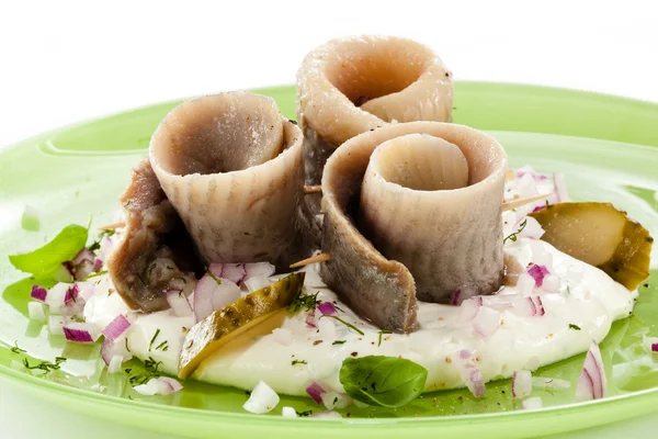Филе маринованной сельди с овощами крема — стоковое фото