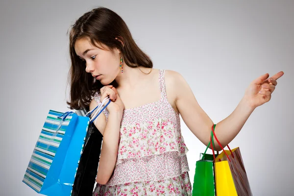 Dívka držící nákupní tašky — Stock fotografie