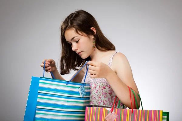 Mädchen mit Einkaufstüten — Stockfoto