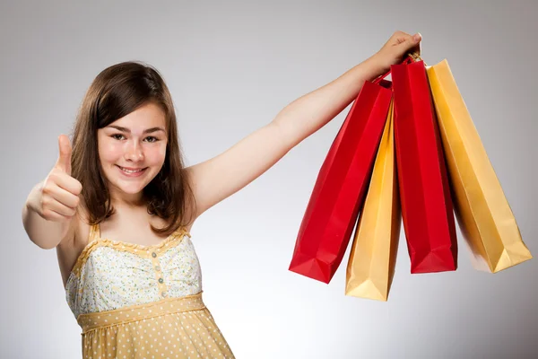 Menina segurando sacos de compras — Fotografia de Stock