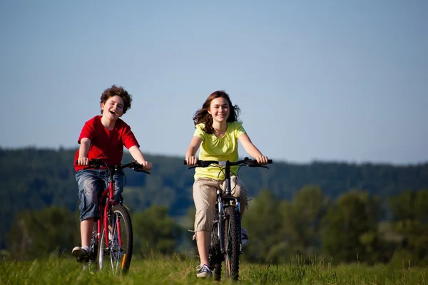 Fille et garçon équitation vélos — Photo