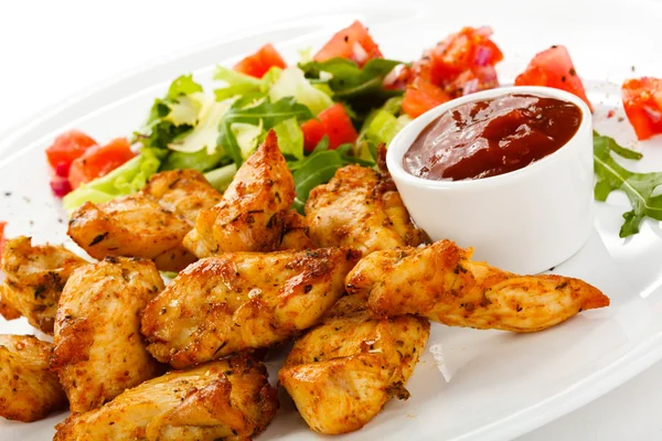 Grilled chicken nuggets and vegetables — Stock Photo, Image