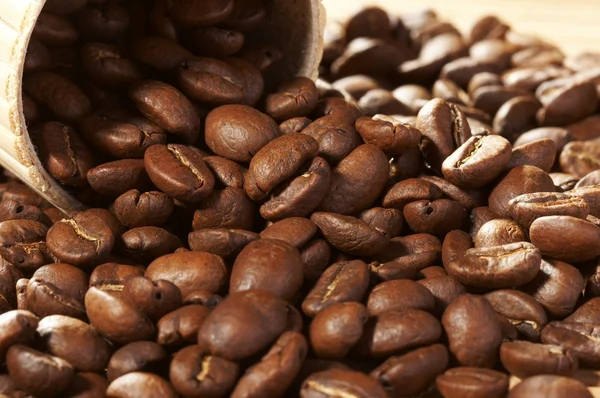 Taza con café, que cuesta en grano de café — Foto de Stock