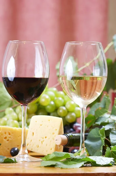 Вино і сир натюрморт — стокове фото