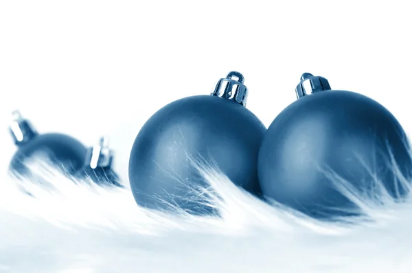 Різдвяні кульки зі снігом — стокове фото