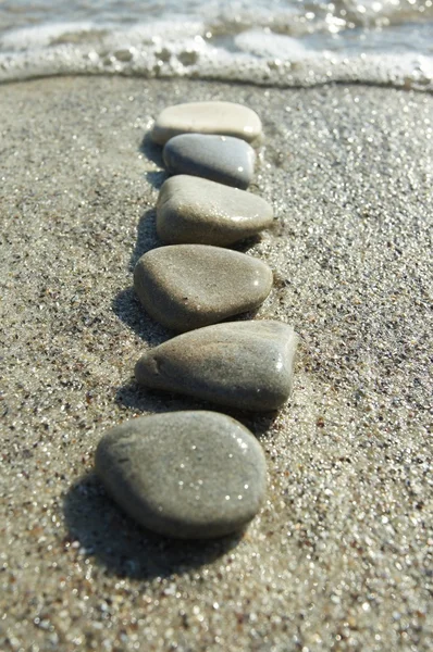Batu di pasir di laut, kerikil — Stok Foto