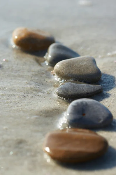 Stenar på sanden vid havet, en sten — Stockfoto