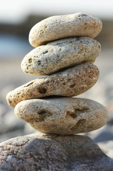 Piedras combinadas en pirámide, zen — Foto de Stock