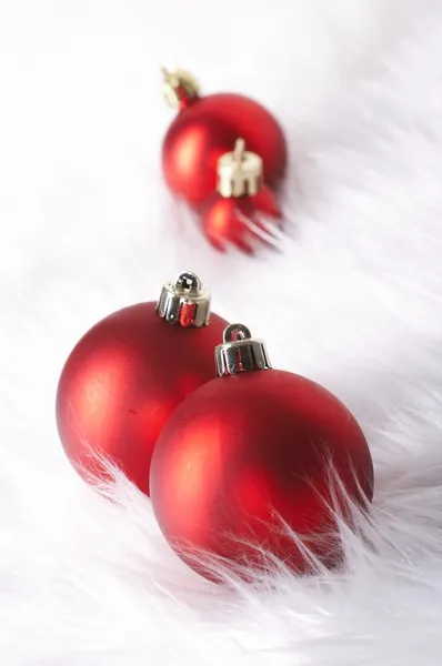 Palle rosse di Natale con neve — Foto Stock