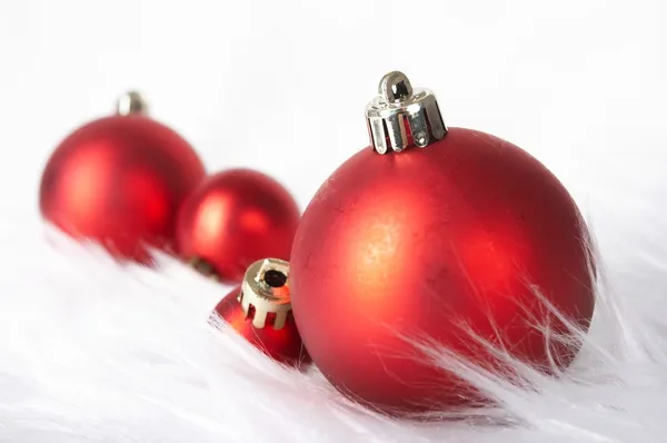 Красные рождественские шары со снегом — стоковое фото