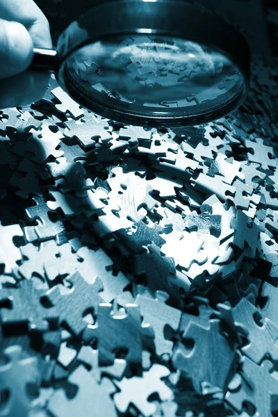 Zvětšovací sklo, puzzle — Stock fotografie