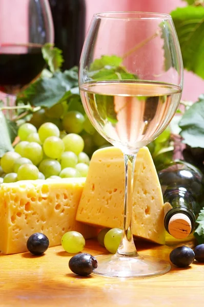 葡萄酒和奶酪静物 — 图库照片