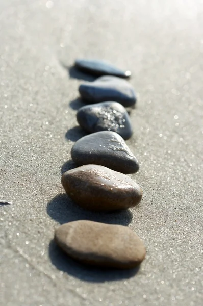 Kameny na písku u moře, kamínek — Stock fotografie
