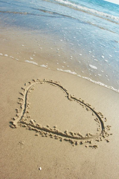 Herz auf Sand gezeichnet, Meeresküste — Stockfoto