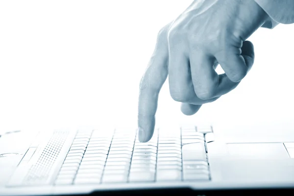 Крупним планом руки торкаються комп'ютерних клавіш під час роботи — стокове фото