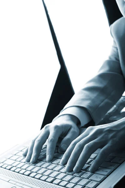 Мужские руки, печатающие на ноутбуке — стоковое фото