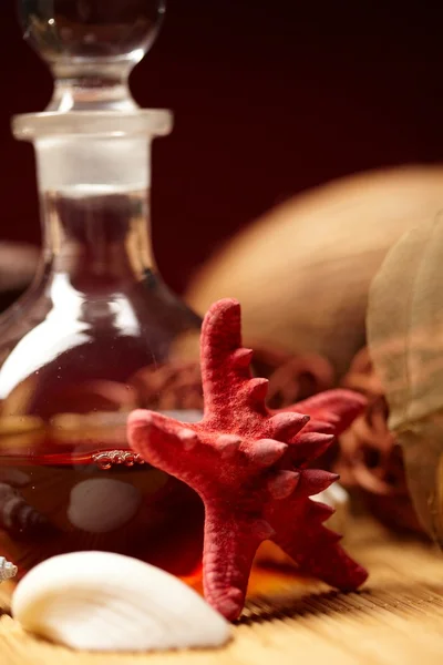 Bodegón con una botella y temas exóticos — Foto de Stock
