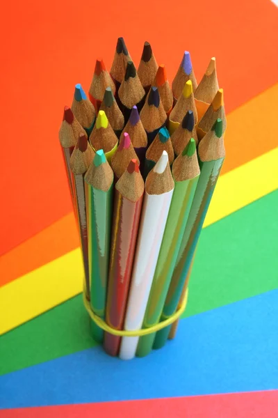 Renkli arka plan üzerinde renkli kalemler — Stok fotoğraf