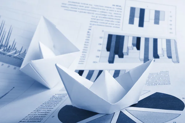 Üzleti koncepció, papírhajó és dokumentumok — Stock Fotó