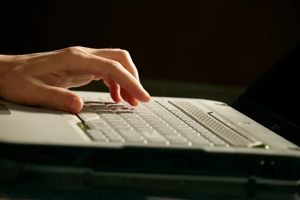Manos masculinas escribiendo en un portátil —  Fotos de Stock