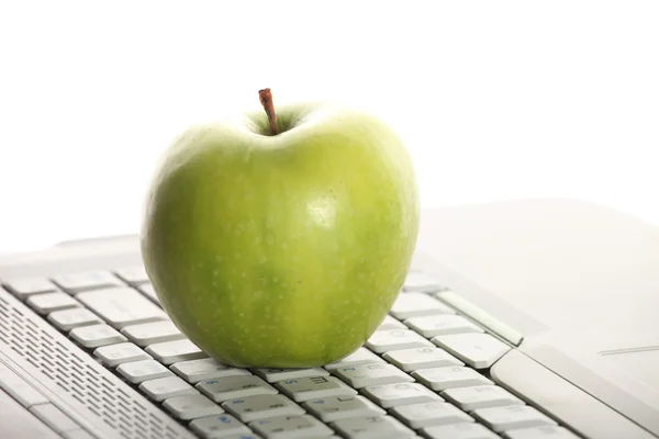 Apple på tangentbordet — Stockfoto