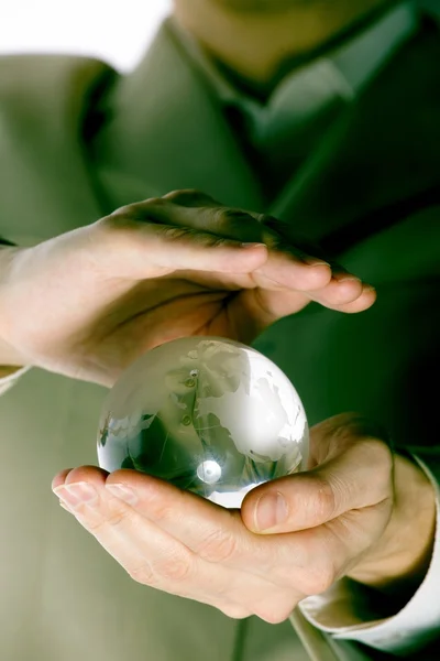 Бизнесмен держит мини глобус — стоковое фото