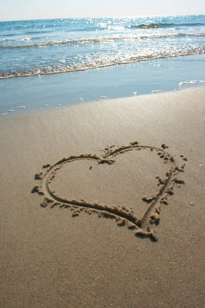 Coeur dessiné sur sable, bord de mer — Photo