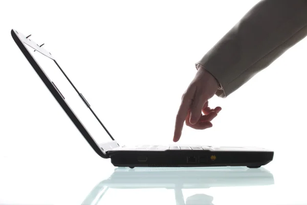 作業中にコンピューターのキーに触れる手のクローズ アップ — ストック写真
