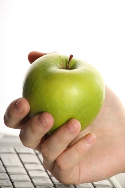 Μήλο, πληκτρολόγιο, χέρι — Φωτογραφία Αρχείου