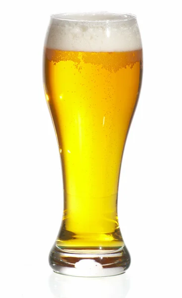 Glas av öl närbild med skum över vit bakgrund — Stockfoto
