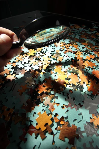 Verre grossissant, puzzle — Photo