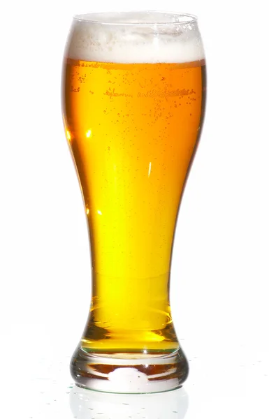 Vaso de cerveza en primer plano con espuma sobre fondo blanco —  Fotos de Stock