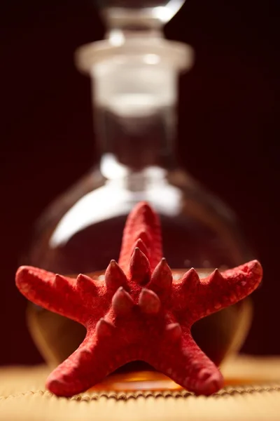 Bir şişe ve egzotik konular ile natürmort — Stok fotoğraf