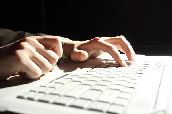 Mężczyzna ręce wpisując na laptop — Zdjęcie stockowe
