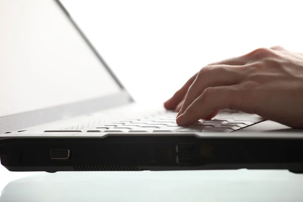 Nahaufnahme der Hand beim Berühren von Computertasten während der Arbeit — Stockfoto