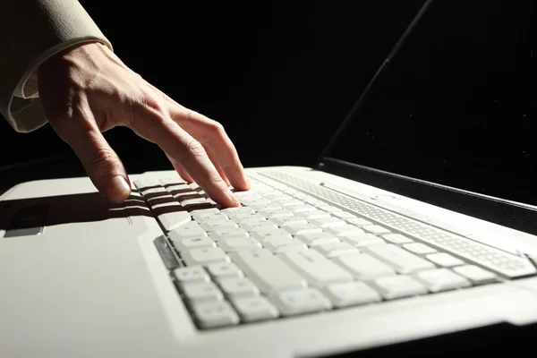 Männliche Hände tippen auf einem Laptop — Stockfoto