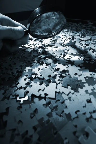 Zvětšovací sklo, puzzle — Stock fotografie